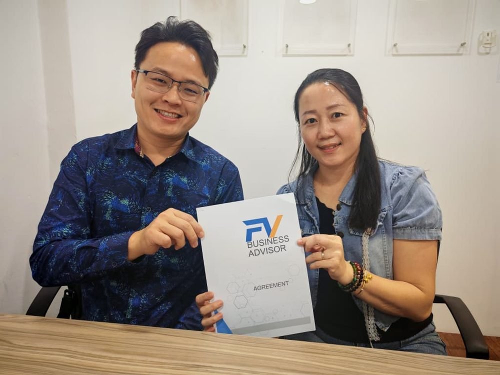 A new FV Business Advisor signing their agreement